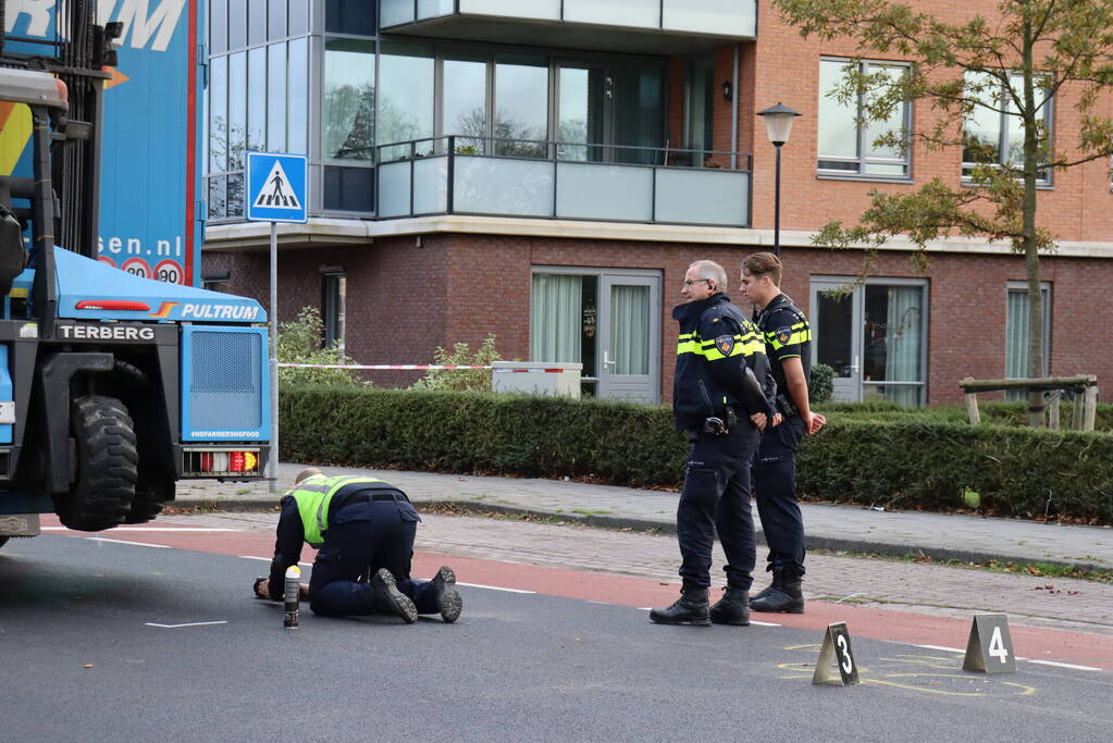Man van 84 overleden bij aanrijding met vrachtwagen