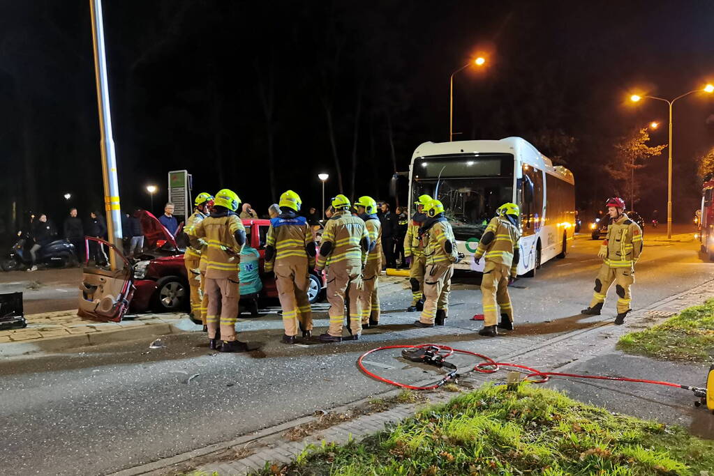 Lijnbus botst met personenauto