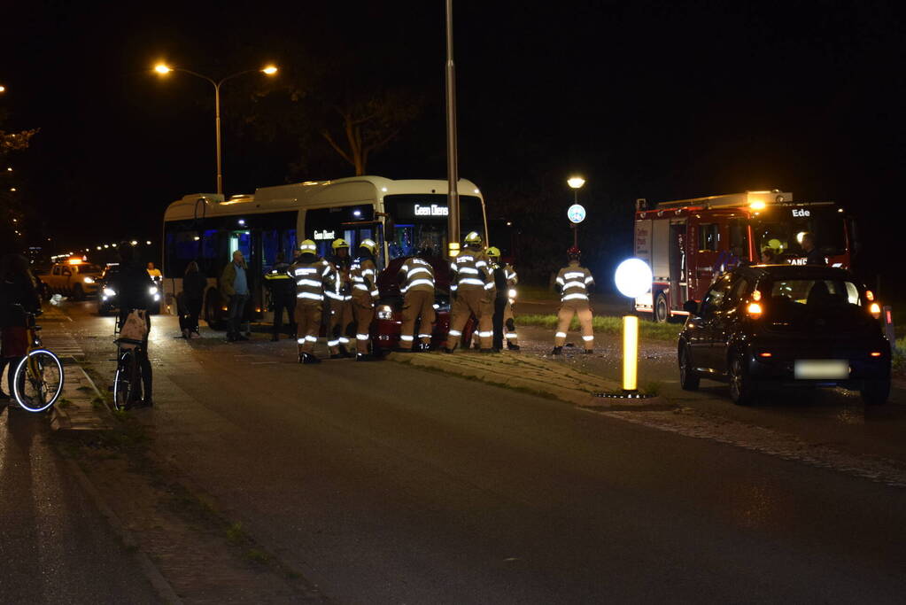 Lijnbus botst met personenauto