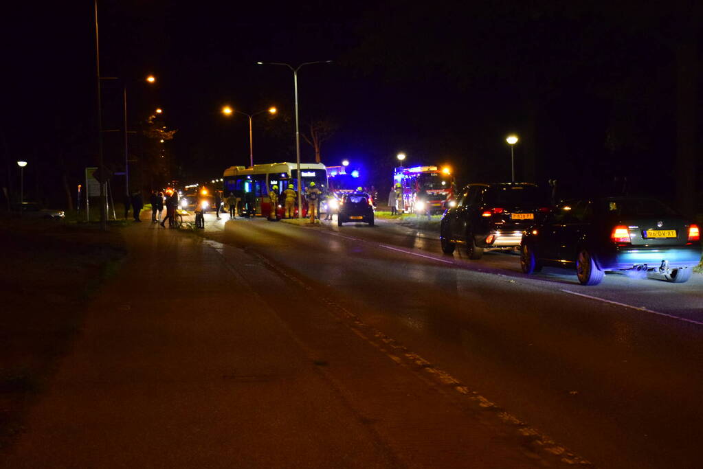 Lijnbus botst met personenauto