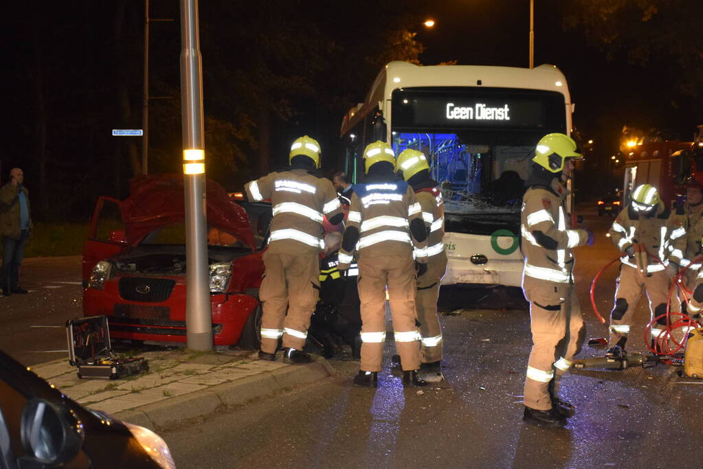 Lijnbus botst met personenauto