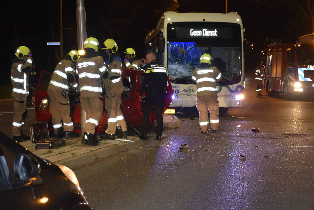 Lijnbus botst met personenauto