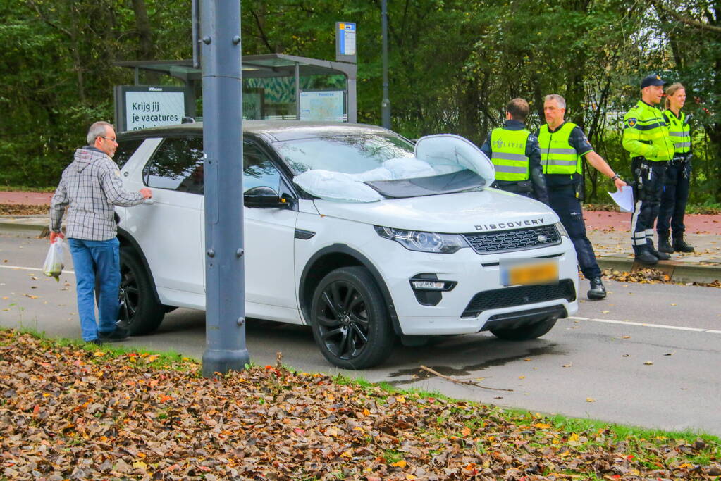 Overstekende voetganger belandt op motorkap van auto