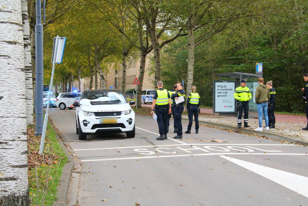 Overstekende voetganger belandt op motorkap van auto