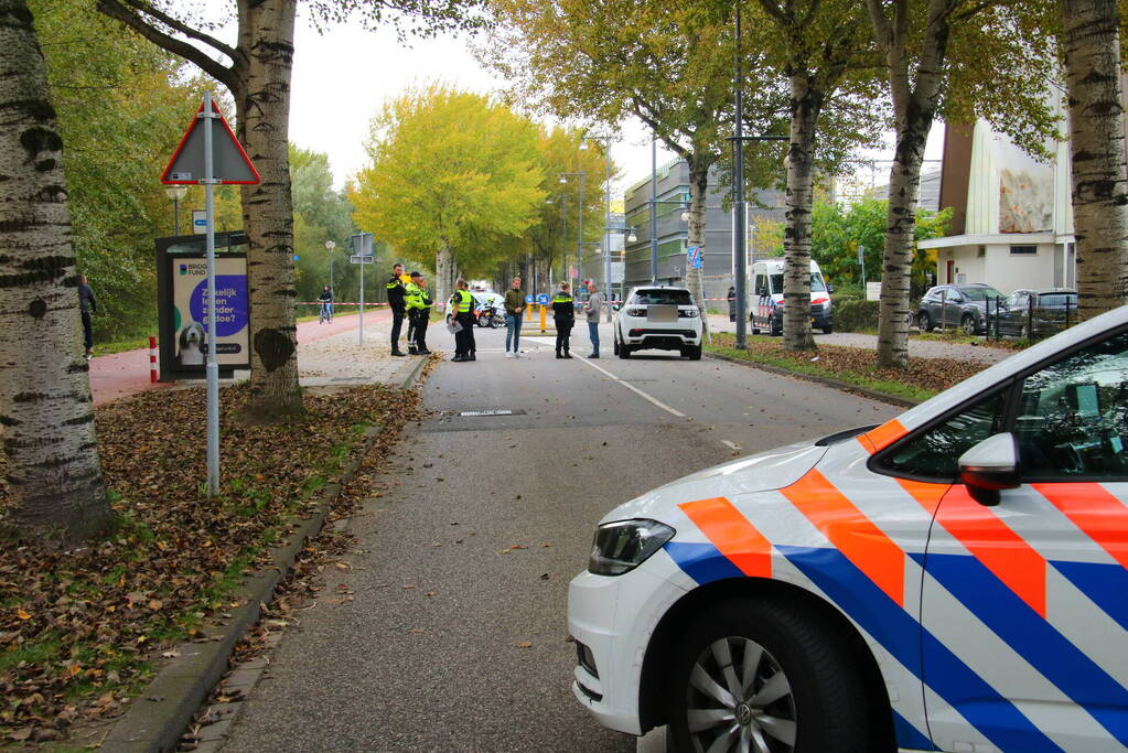 Overstekende voetganger belandt op motorkap van auto