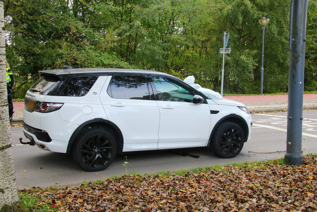 Overstekende voetganger belandt op motorkap van auto