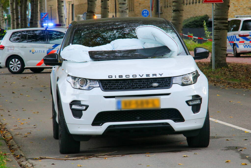 Overstekende voetganger belandt op motorkap van auto