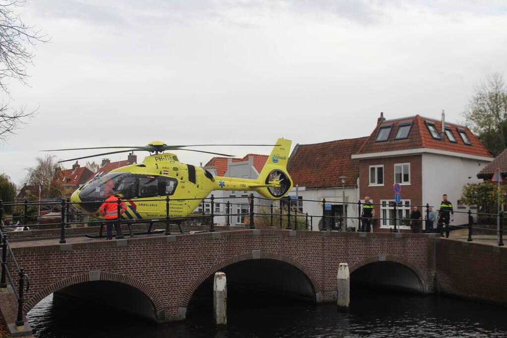 Traumahelikopter landt op brug