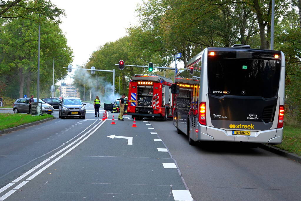 Auto verwoest door brand in motorcompartiment