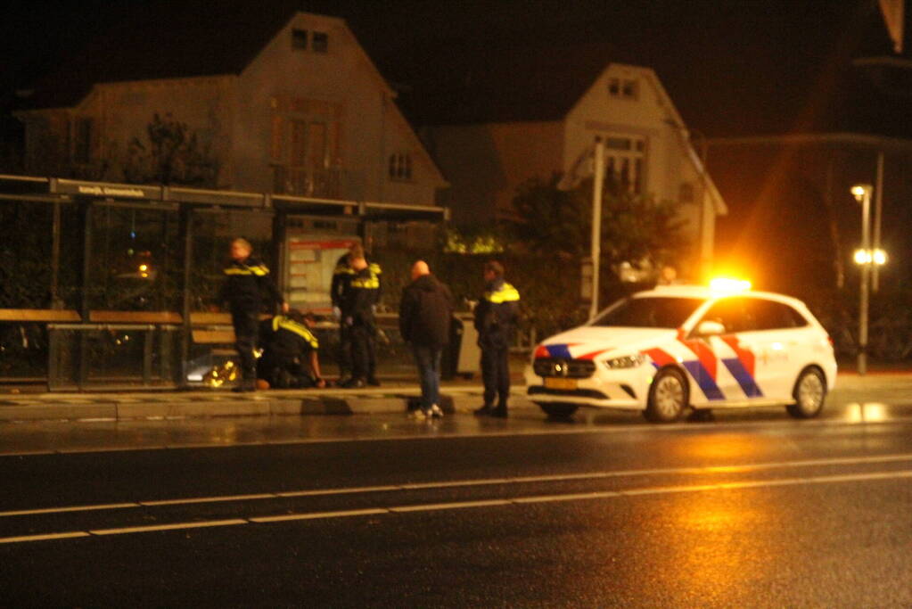Schreeuwende man aangetroffen in bushokje