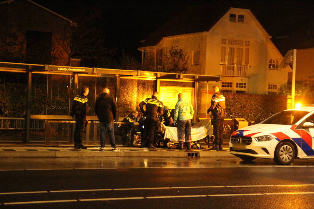 Schreeuwende man aangetroffen in bushokje