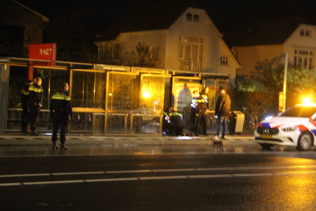 Schreeuwende man aangetroffen in bushokje