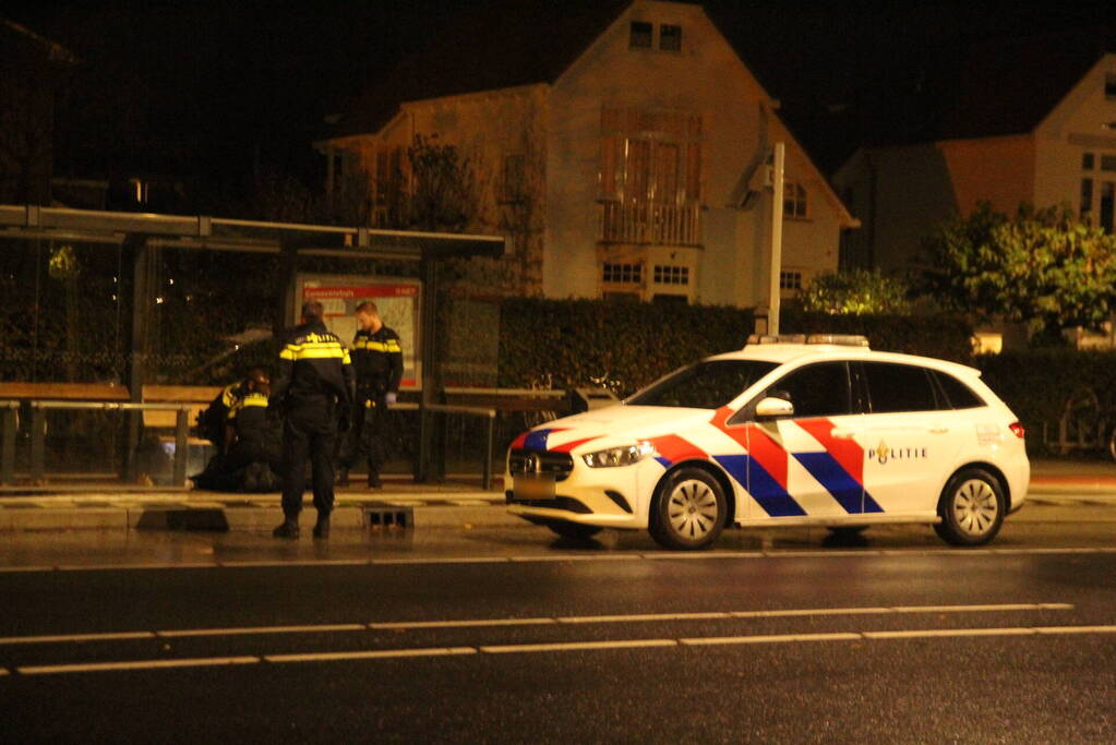 Schreeuwende man aangetroffen in bushokje