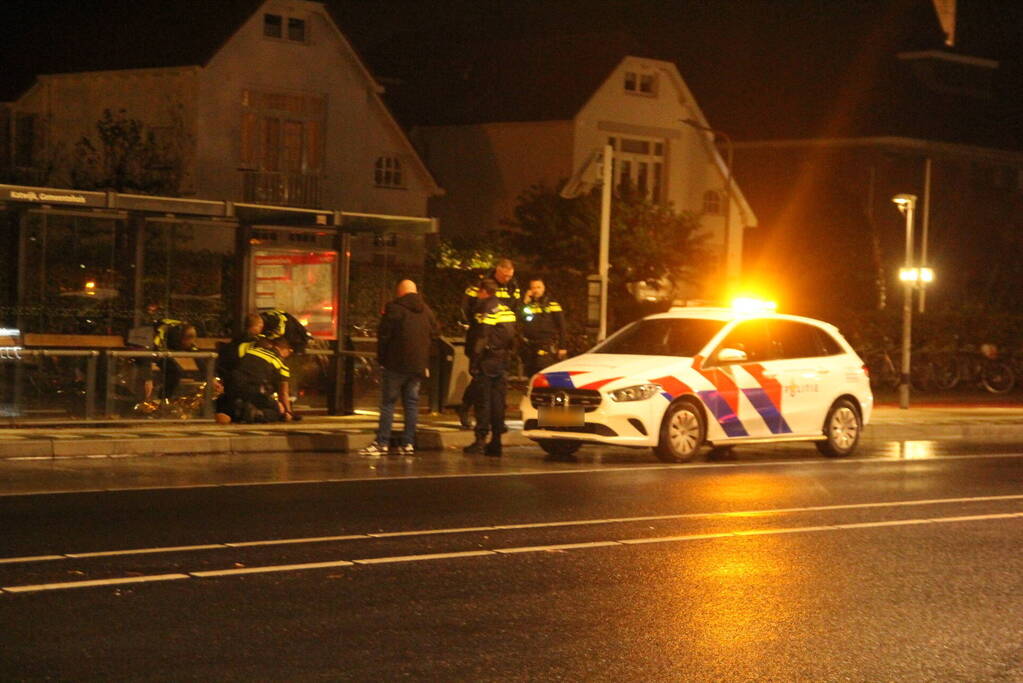 Schreeuwende man aangetroffen in bushokje