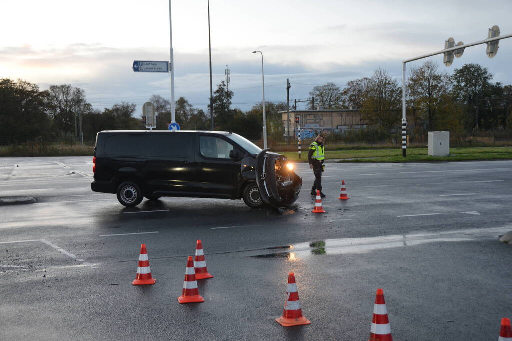 Flinke schade na aanrijding tussen twee bestelbussen