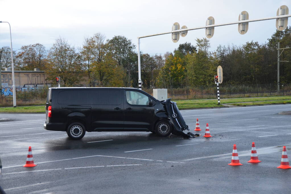 Flinke schade na aanrijding tussen twee bestelbussen