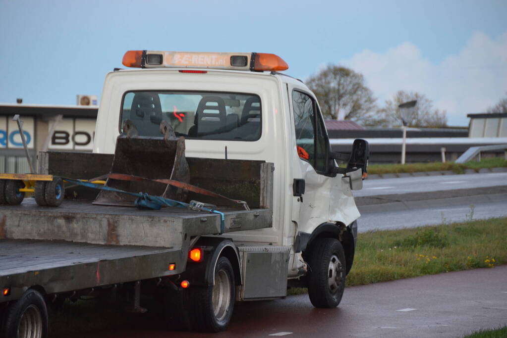 Flinke schade na aanrijding tussen twee bestelbussen
