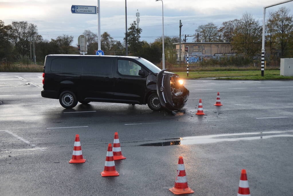 Flinke schade na aanrijding tussen twee bestelbussen