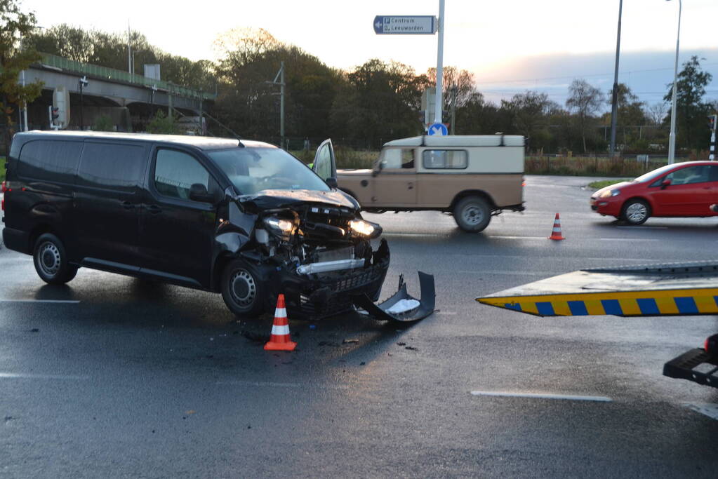 Flinke schade na aanrijding tussen twee bestelbussen