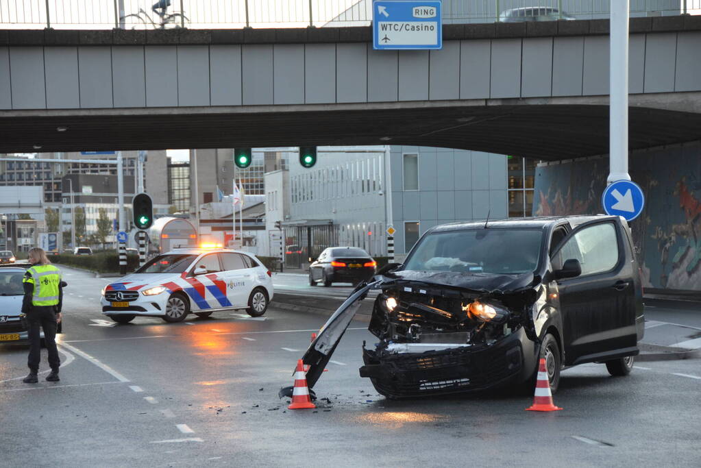 Flinke schade na aanrijding tussen twee bestelbussen