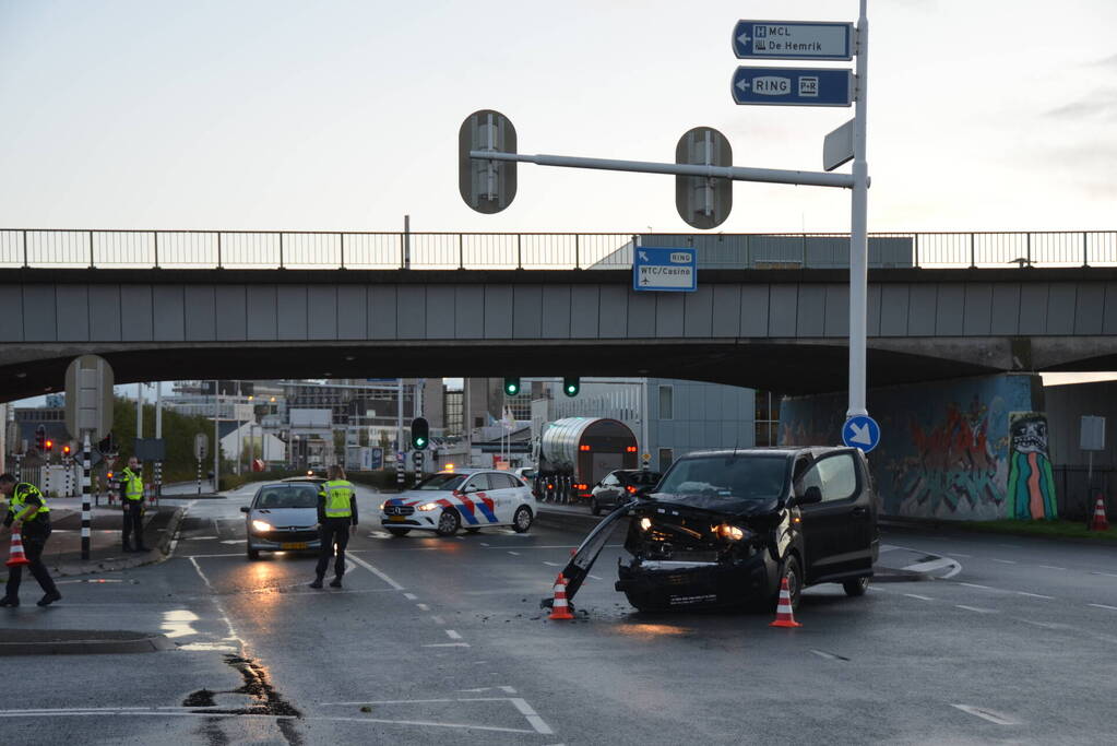 Flinke schade na aanrijding tussen twee bestelbussen