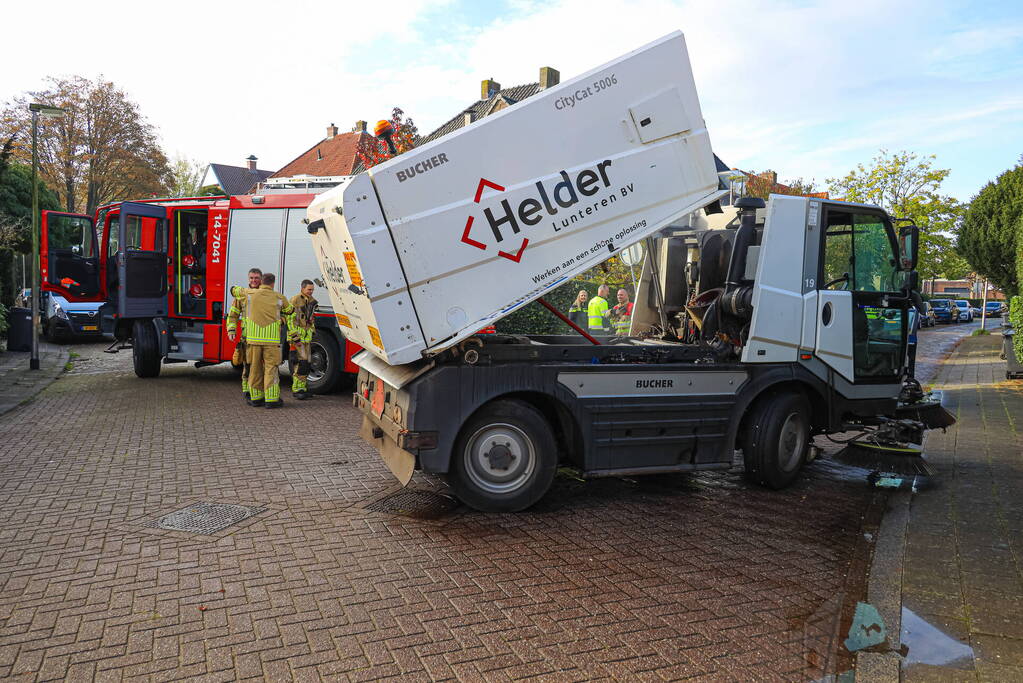 Veegwagen begint spontaan te roken