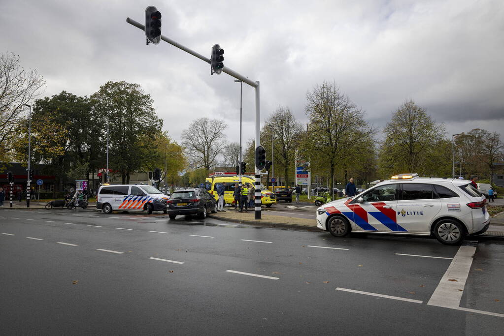 Scooterrijdster gewond bij verkeersongeval