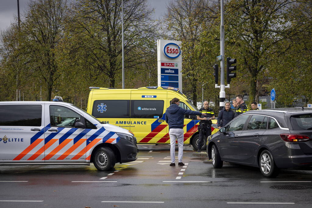 Scooterrijdster gewond bij verkeersongeval