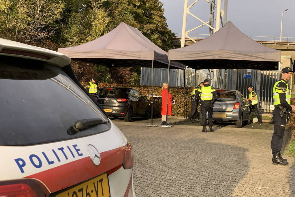 Verkeerscontrole op het terrein van de brandweer