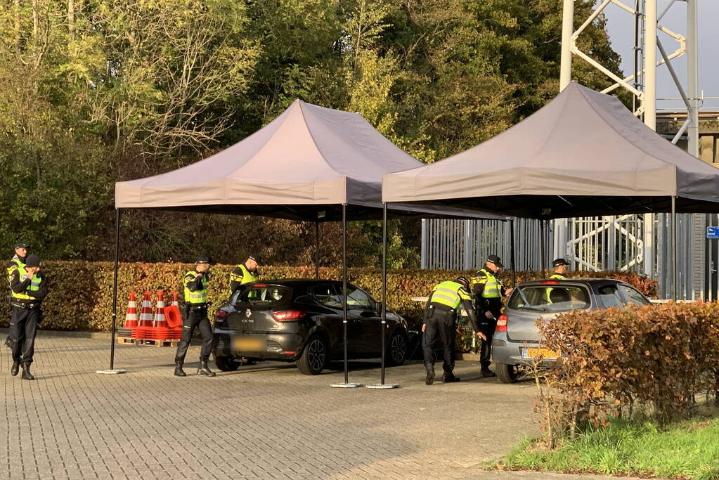 Verkeerscontrole op het terrein van de brandweer