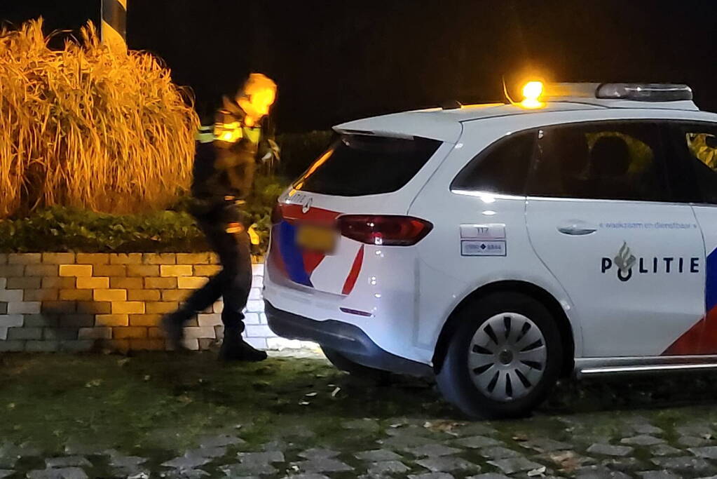Bestuurder botst op rotonde na klapband