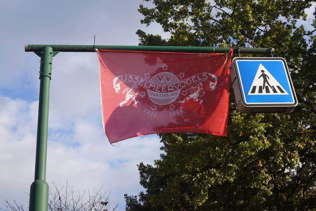 Vlaggen van IJsselmeervogels opgehangen