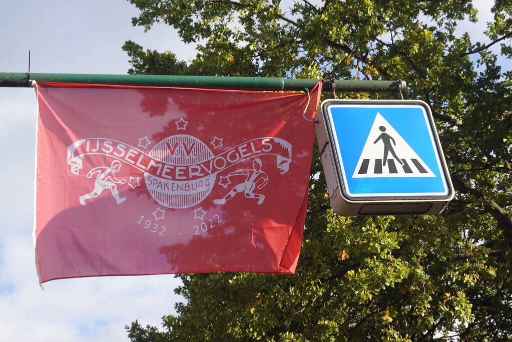 Vlaggen van IJsselmeervogels opgehangen