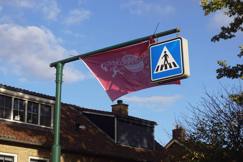 Vlaggen van IJsselmeervogels opgehangen