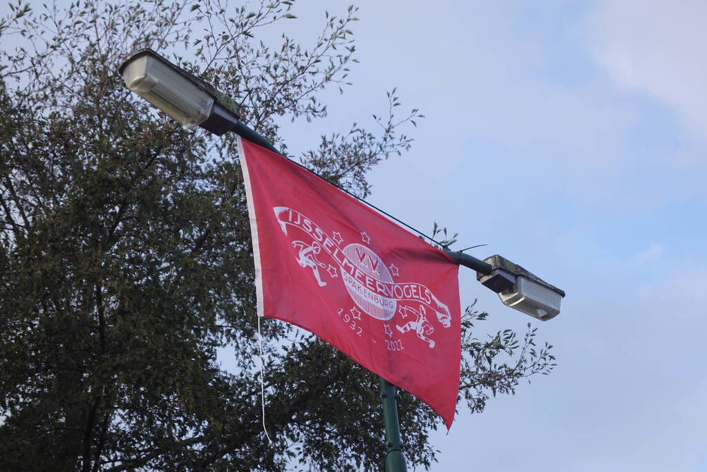 Vlaggen van IJsselmeervogels opgehangen