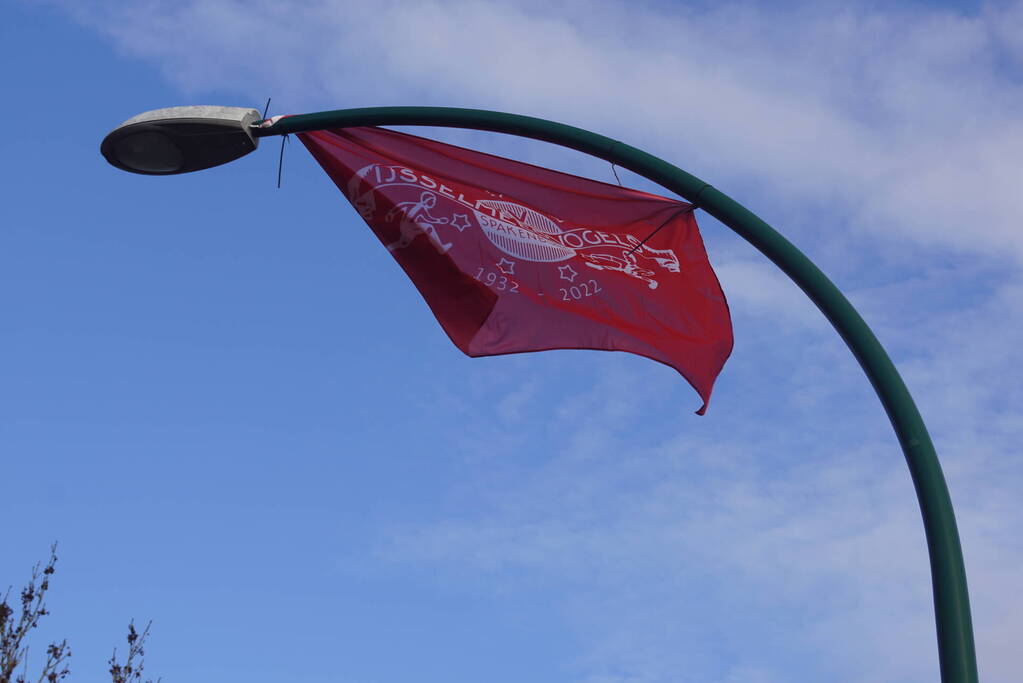 Vlaggen van IJsselmeervogels opgehangen