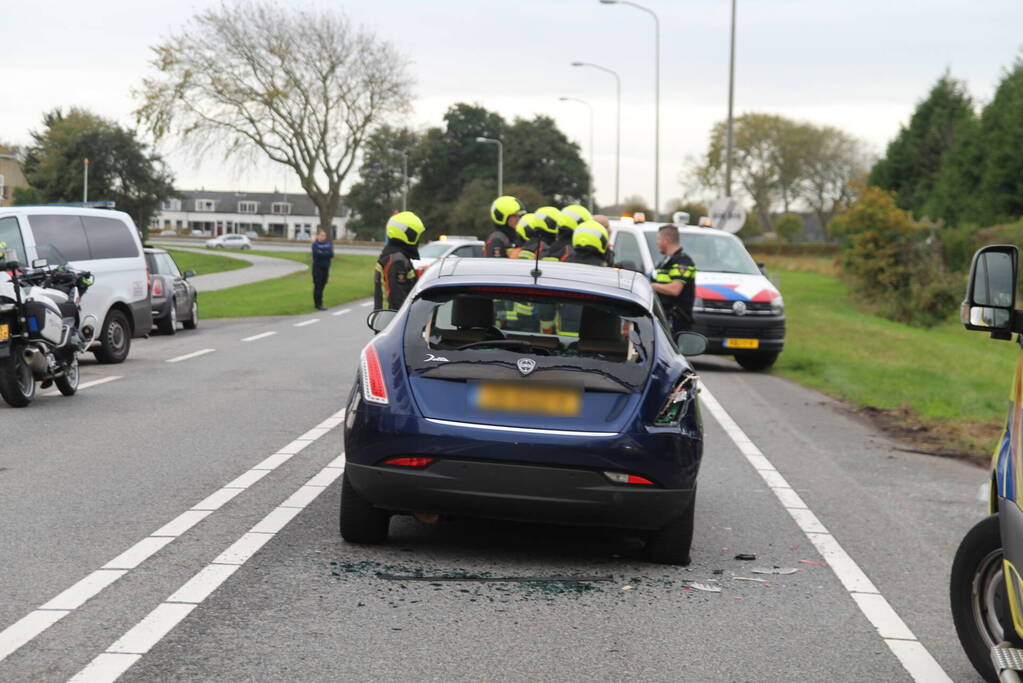 Motorrijder klapt achterop auto