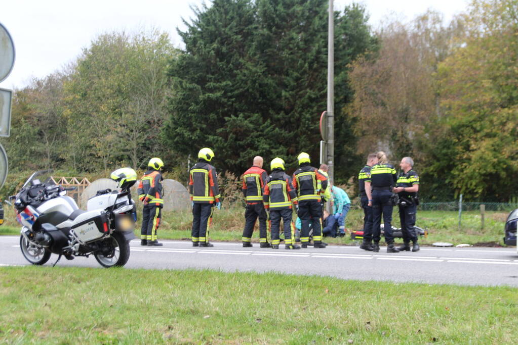 Motorrijder klapt achterop auto