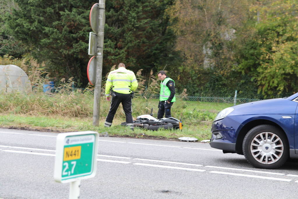 Motorrijder klapt achterop auto