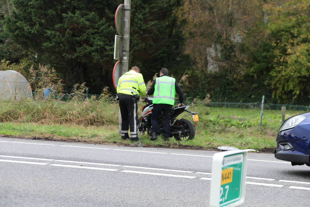 Motorrijder klapt achterop auto
