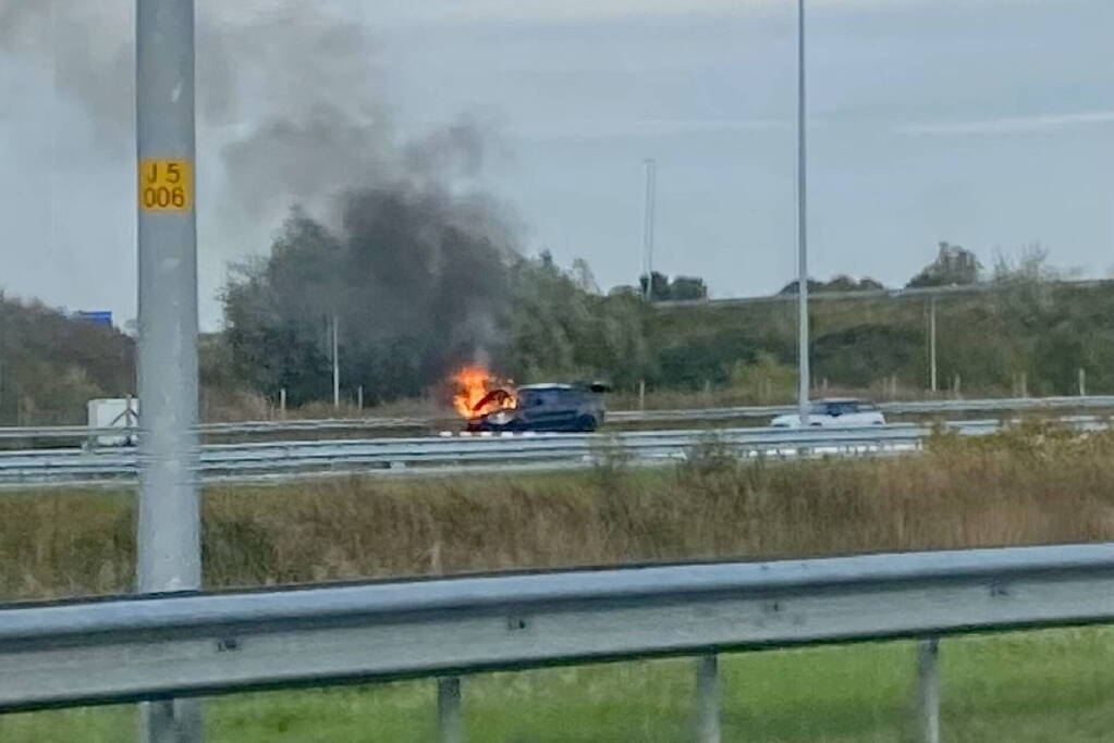 Auto in lichterlaaie op snelweg