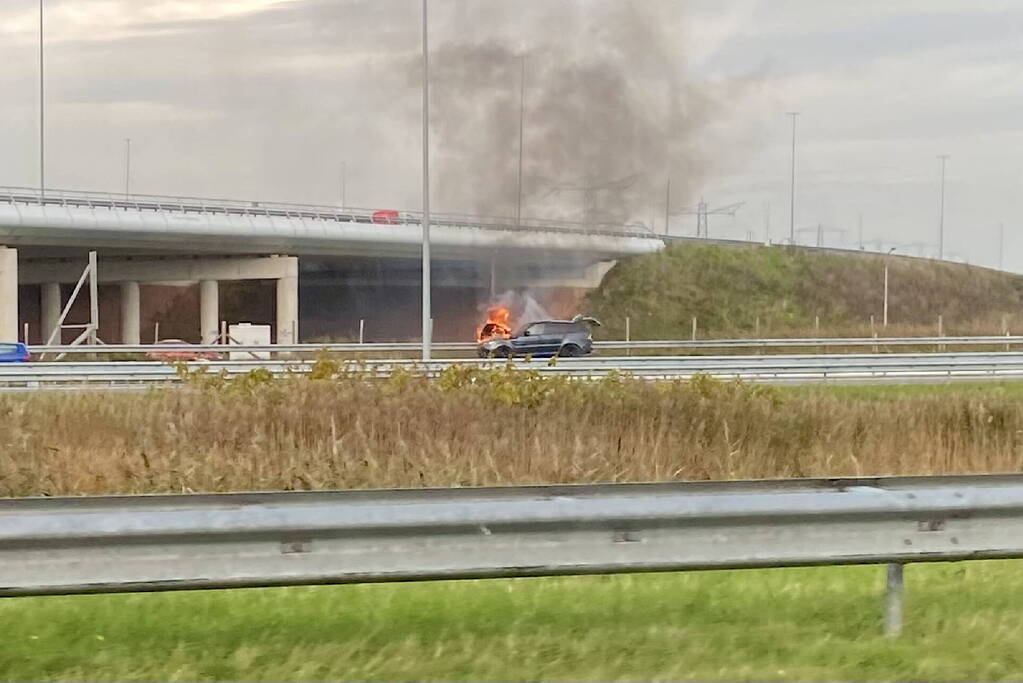 Auto in lichterlaaie op snelweg