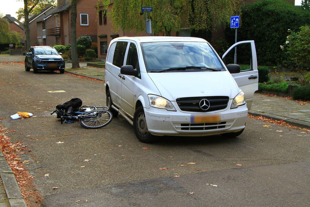 Fietser aangereden door pakketbezorger