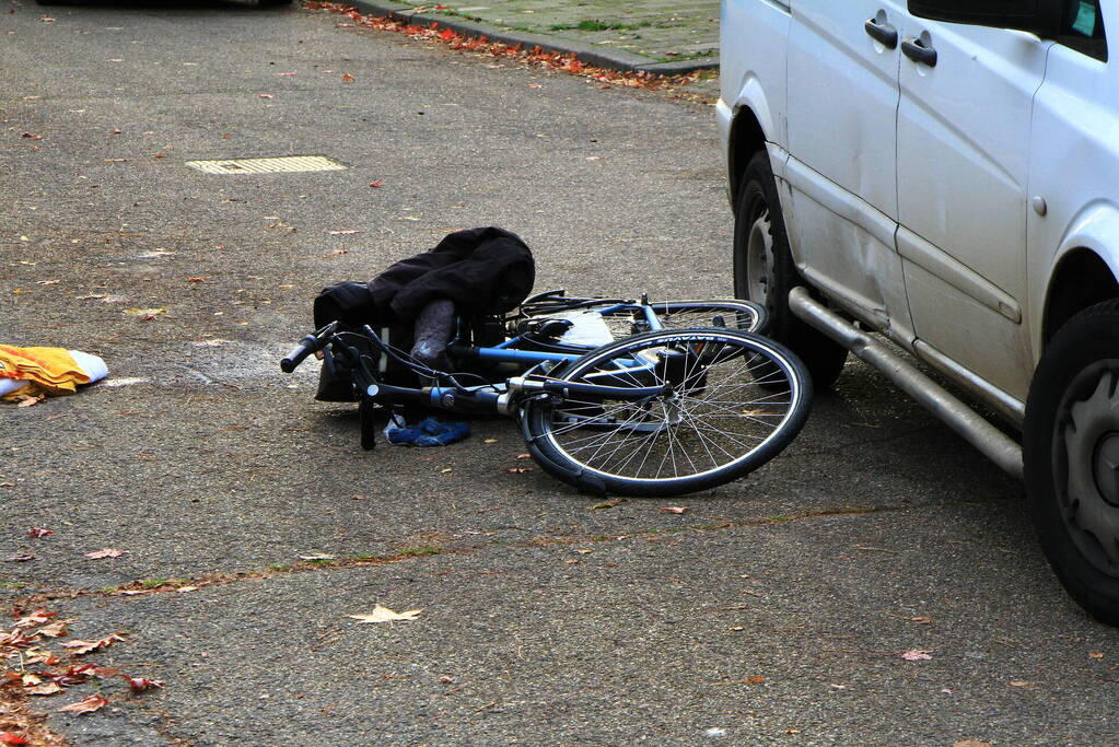 Fietser aangereden door pakketbezorger