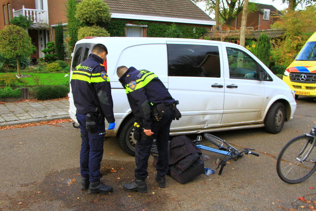 Fietser aangereden door pakketbezorger