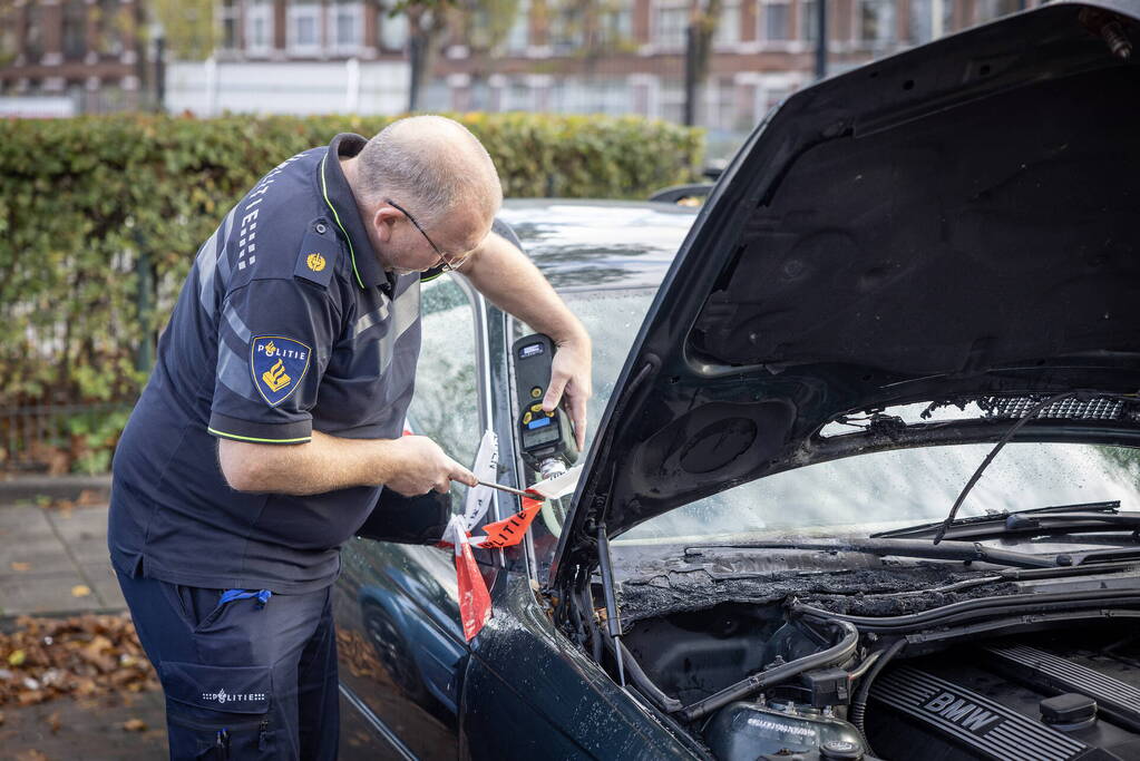 Politie doet onderzoek naar autobrand