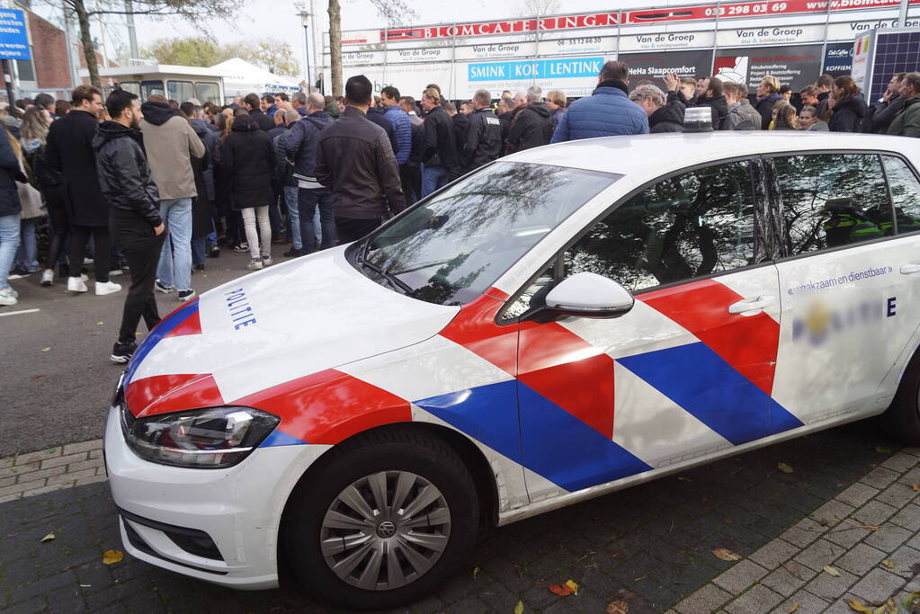 Veel supporters bij voetbalderby