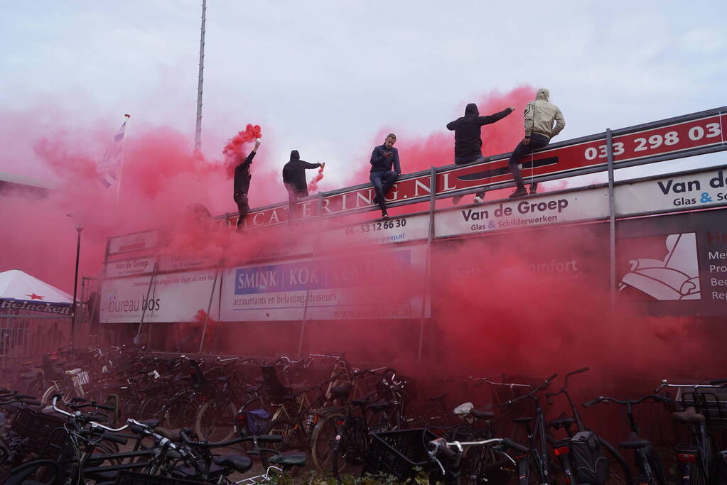 Veel supporters bij voetbalderby
