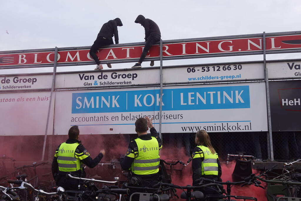 Veel supporters bij voetbalderby