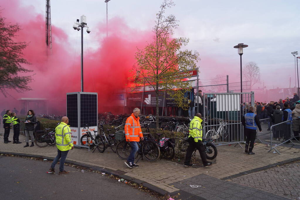 Veel supporters bij voetbalderby